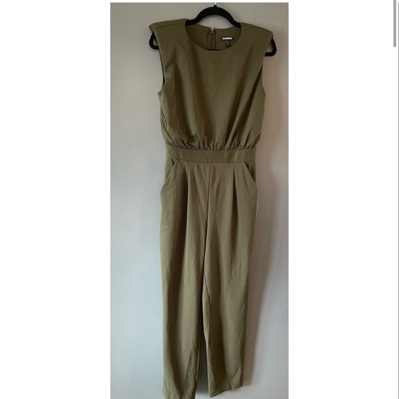 NWT EXPRESS JUMPSUIT WITH POCKETS OLIVE COLOR - Picture 2 of 7